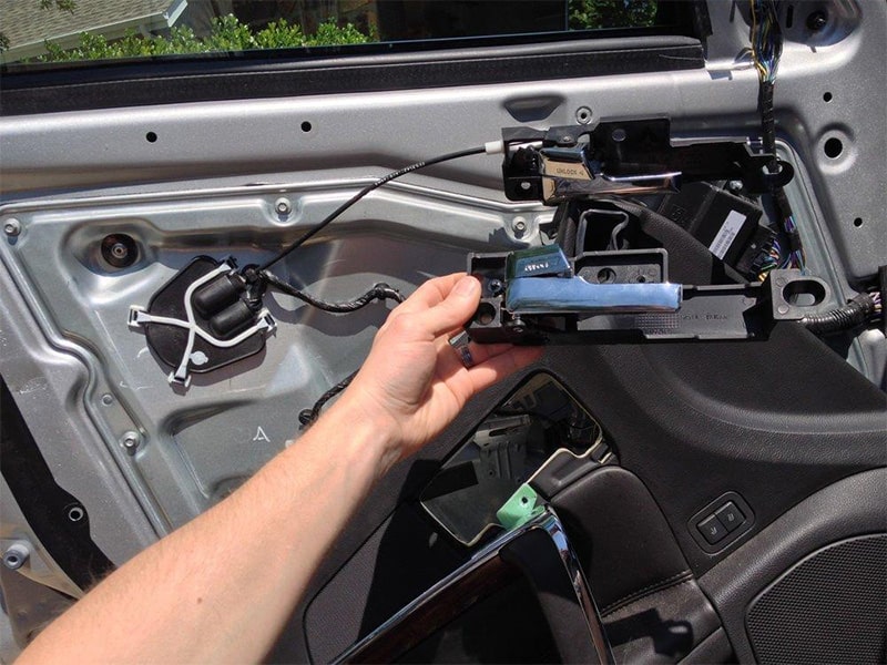 Cụm chốt cửa hỏng