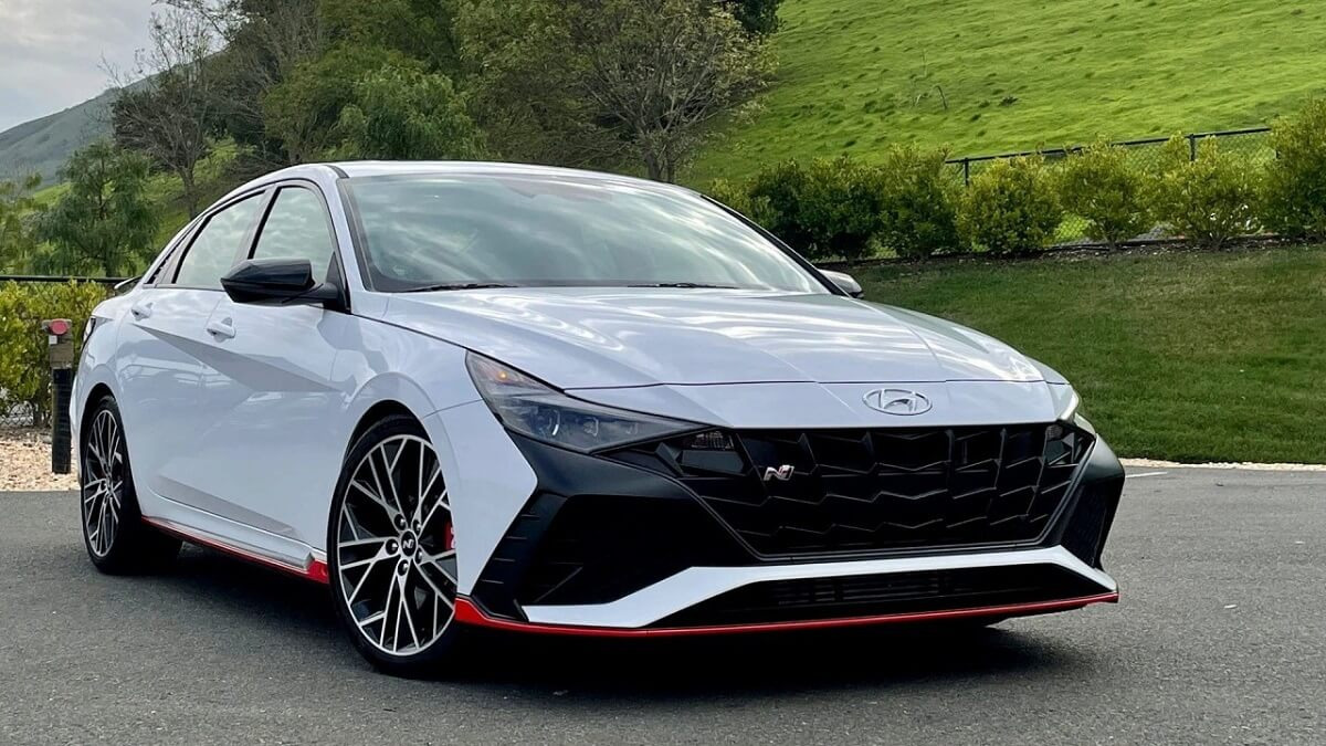 Đánh giá Hyundai Elantra 2023