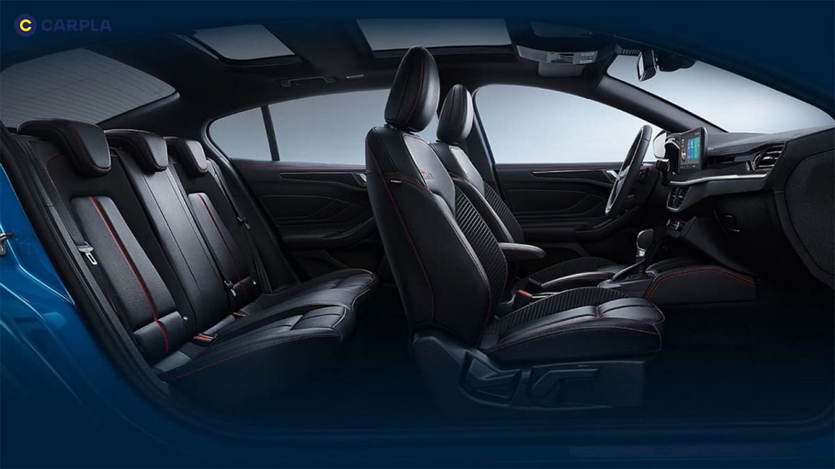 Hàng ghế được bọc da mang đến nét thời thượng, sang trọng cho chiếc xe Ford Focus