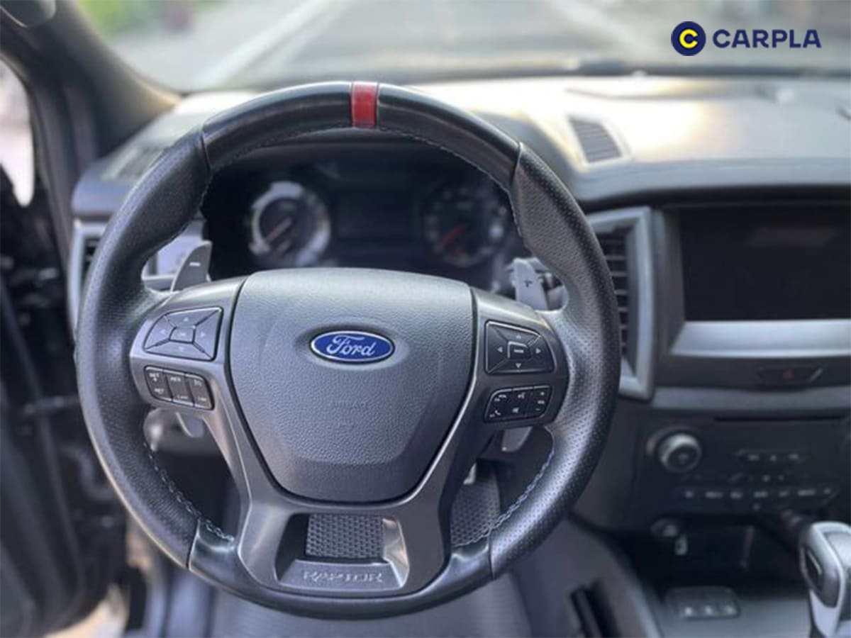 Vô lăng 4 chấu bọc da đục lỗ trên chiếc xe Ford Raptor