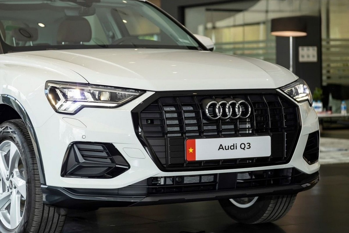 Đầu xe Audi Q3 có lưới tản nhiệt lục giác lớn với các thanh ngang sắc sảo mạnh mẽ và đầy cuốn hút