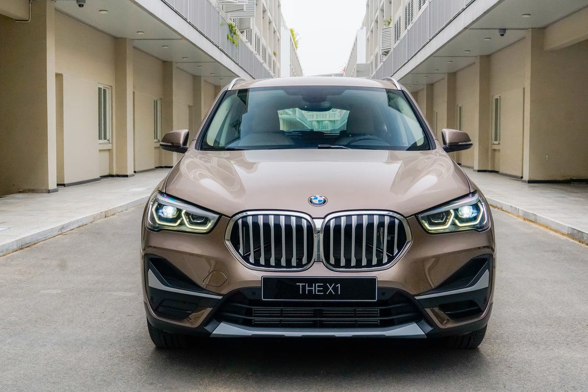 Đầu xe BMW X1 lắp bộ lưới tản nhiệt đẽo gọt sắc cạnh