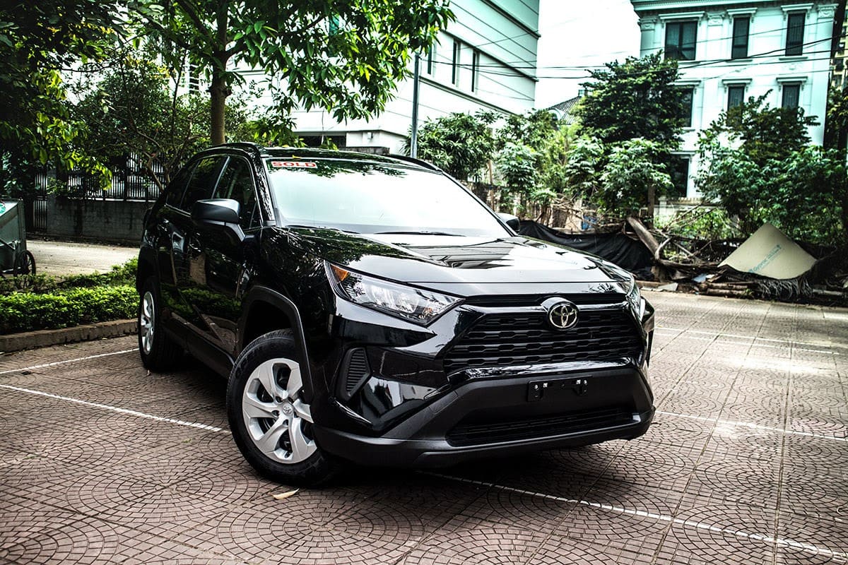 Đầu xe của Toyota Rav4 được thiết kế theo phong cách hiện đại và mạnh mẽ