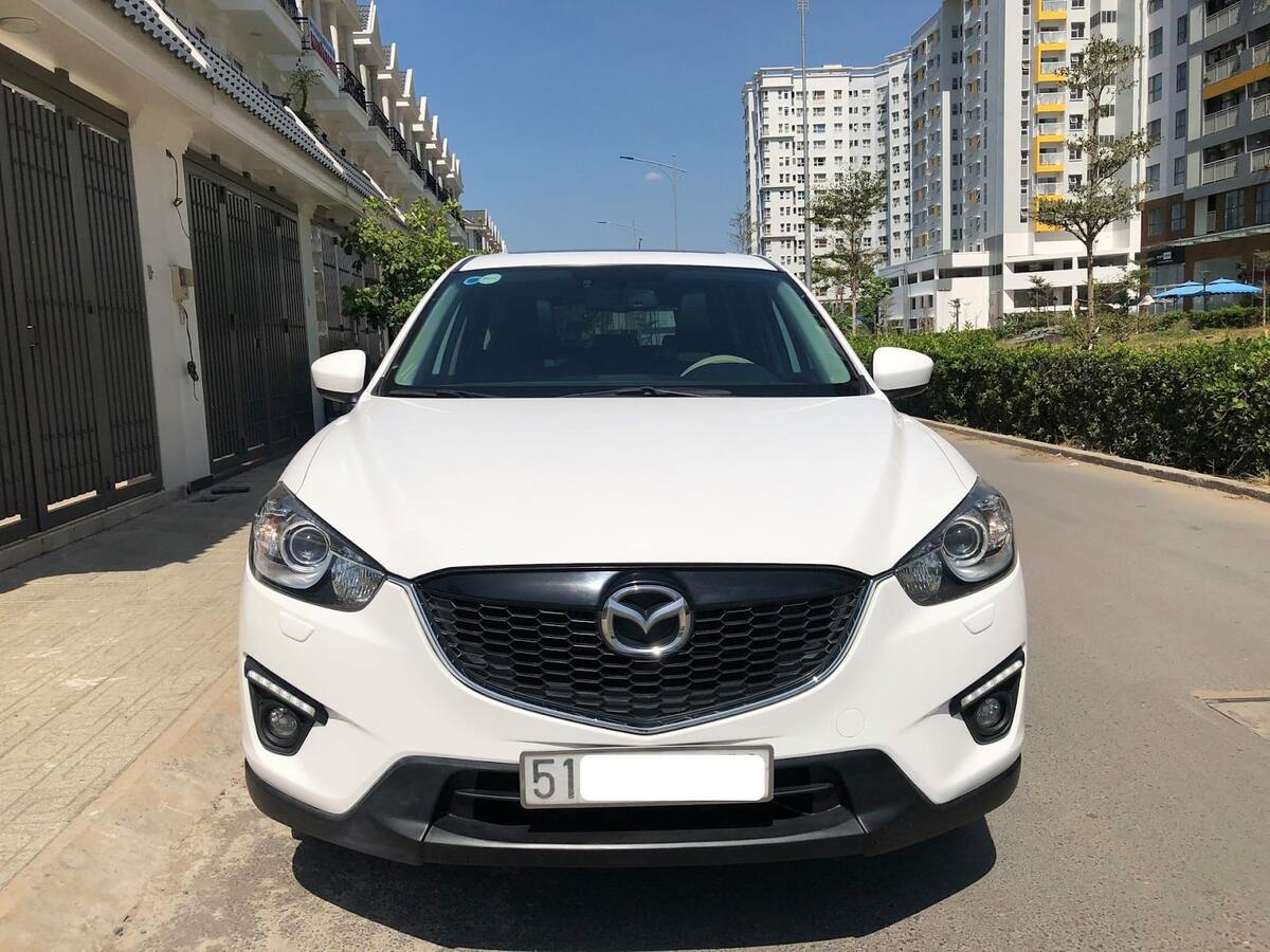 Đầu xe Mazda CX-5 có viền mặt ca-lăng xe được mạ crom đầy nổi bật