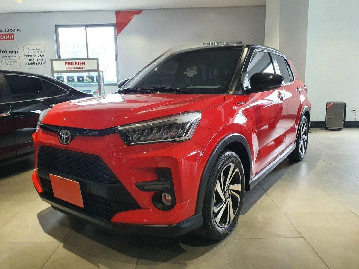 Đầu xe Toyota Raize 2023 có cụm lưới tản nhiệt hầm hố