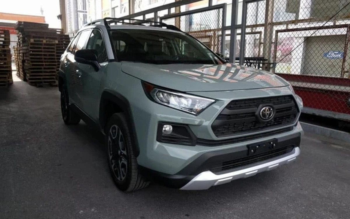 Đầu xe Toyota Rav4 2019 được thiết kế theo phong cách hiện đại và mạnh mẽ