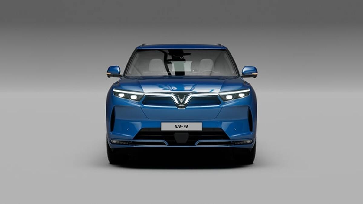 Đầu xe VF 9 nổi bật với cụm đèn LED tạo hình chữ V trải dài