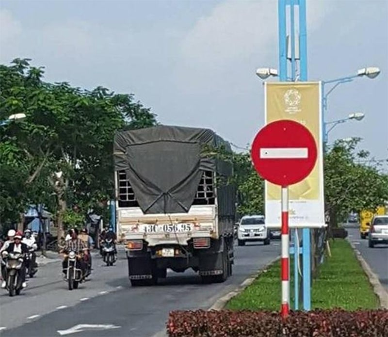 Đi ngược chiều trên đường có biển “Cấm đi ngược chiều”