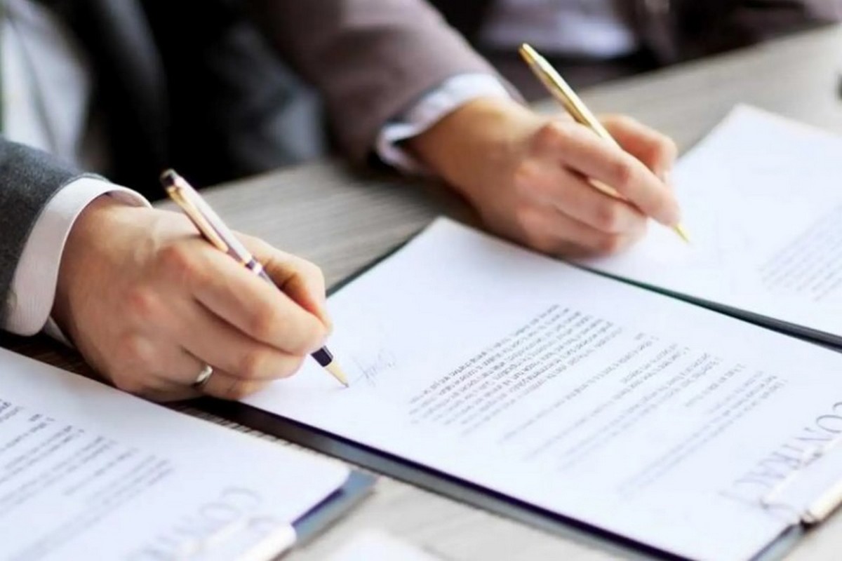 Đọc kỹ hợp đồng thuê xe trước khi ký