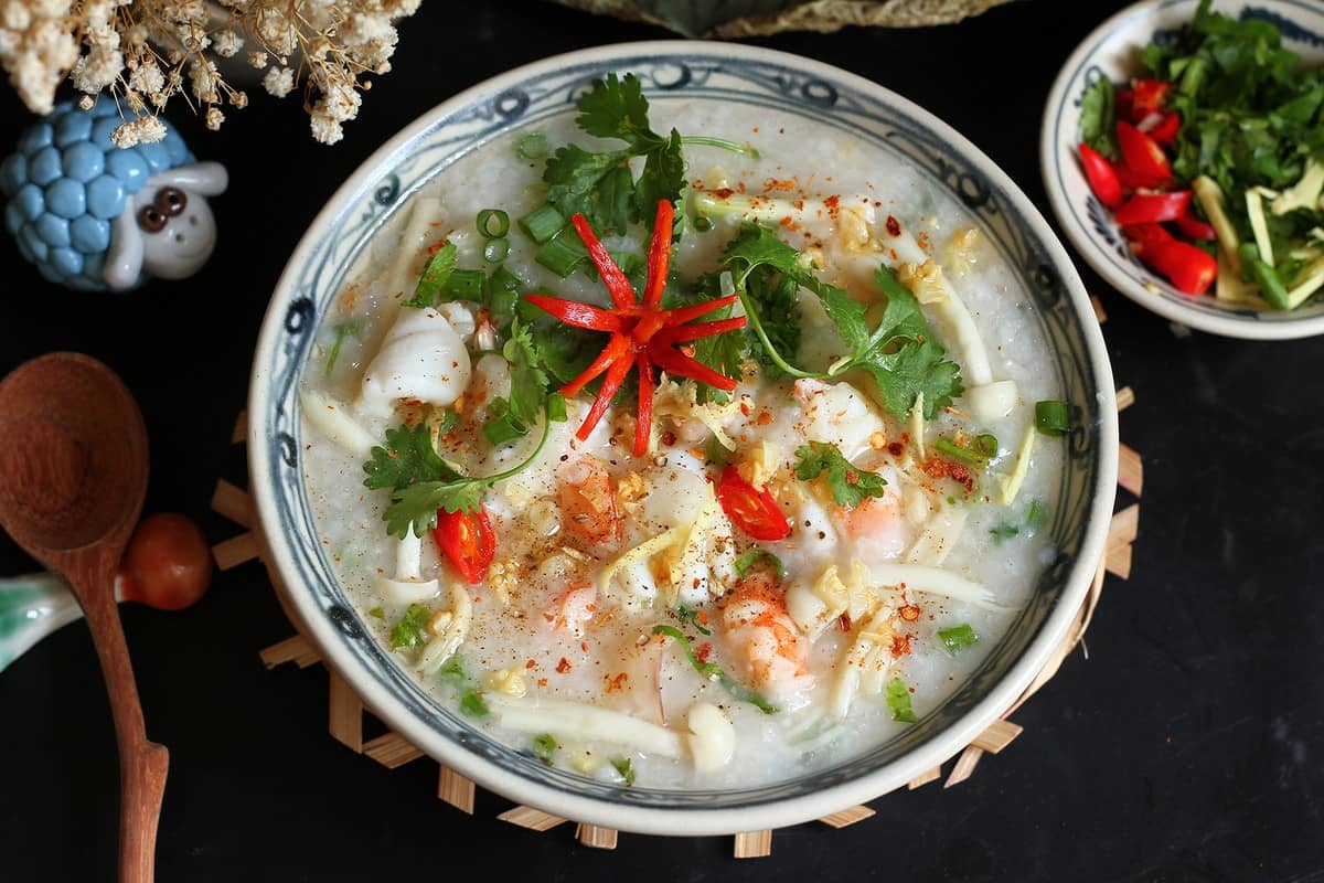 Du khách có thể thử cháo hải sản ở Nam Du