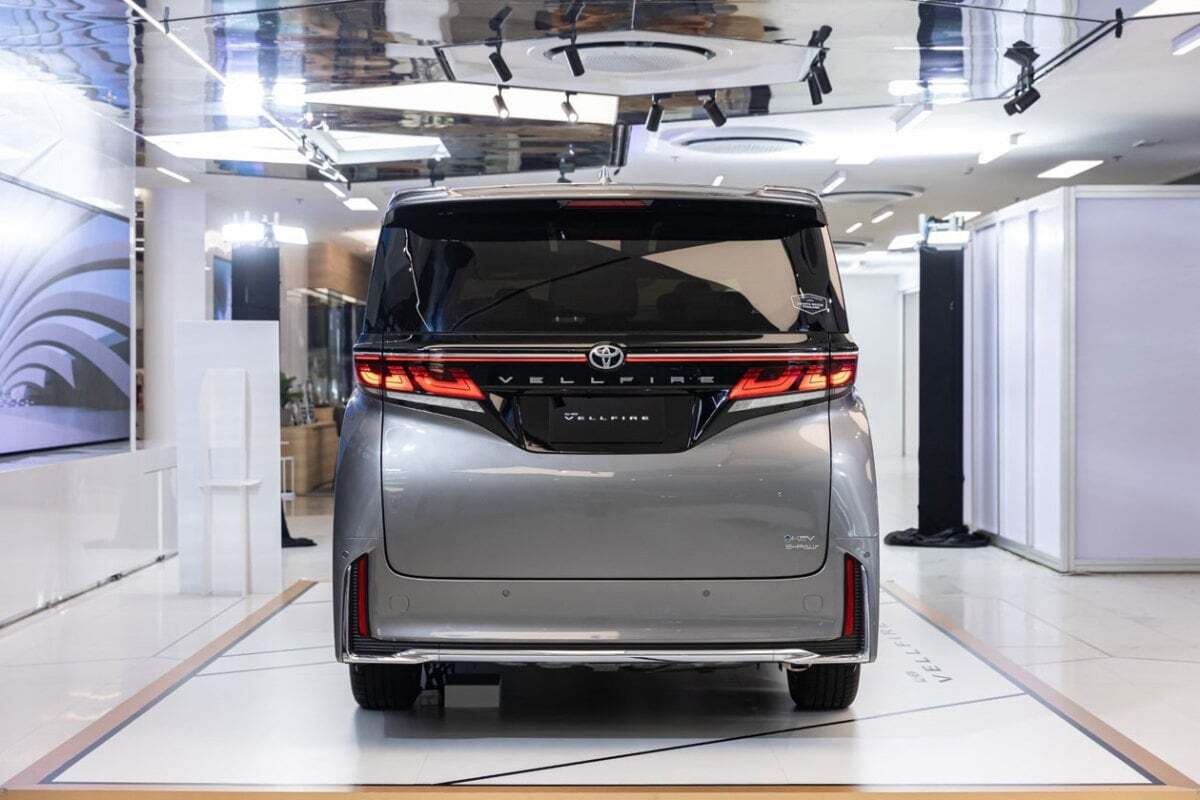 Đuôi xe Alphard Toyota dùng cụm đèn hậu LED 3D, kiểu dáng sắc sảo đẹp mắt