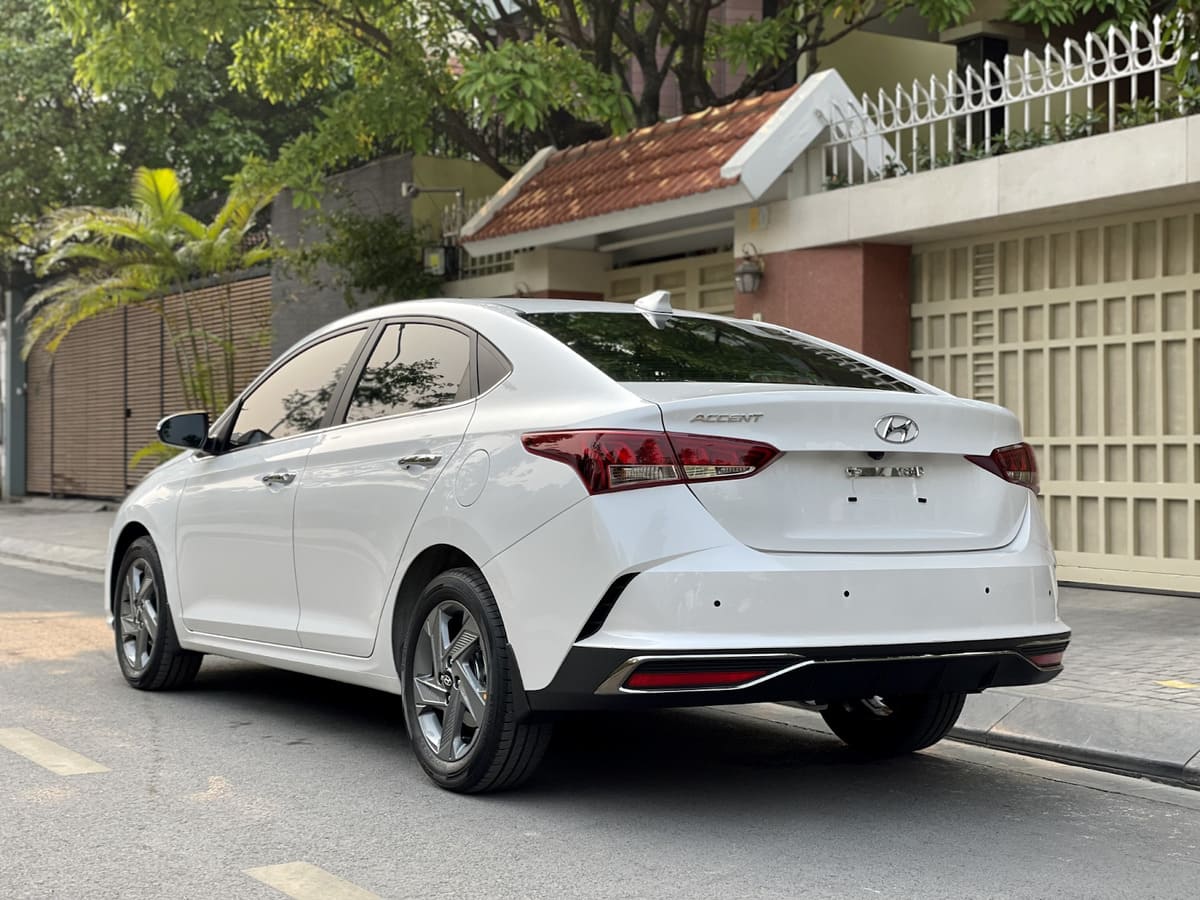 Đuôi xe của Accent được thiết kế đơn giản nhưng không kém phần tinh tế