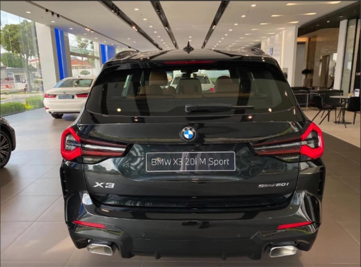 Đuôi xe của BMW X3 2023 gây ấn tượng với cặp đèn hậu dạng LED 3D được thiết kế tinh tế