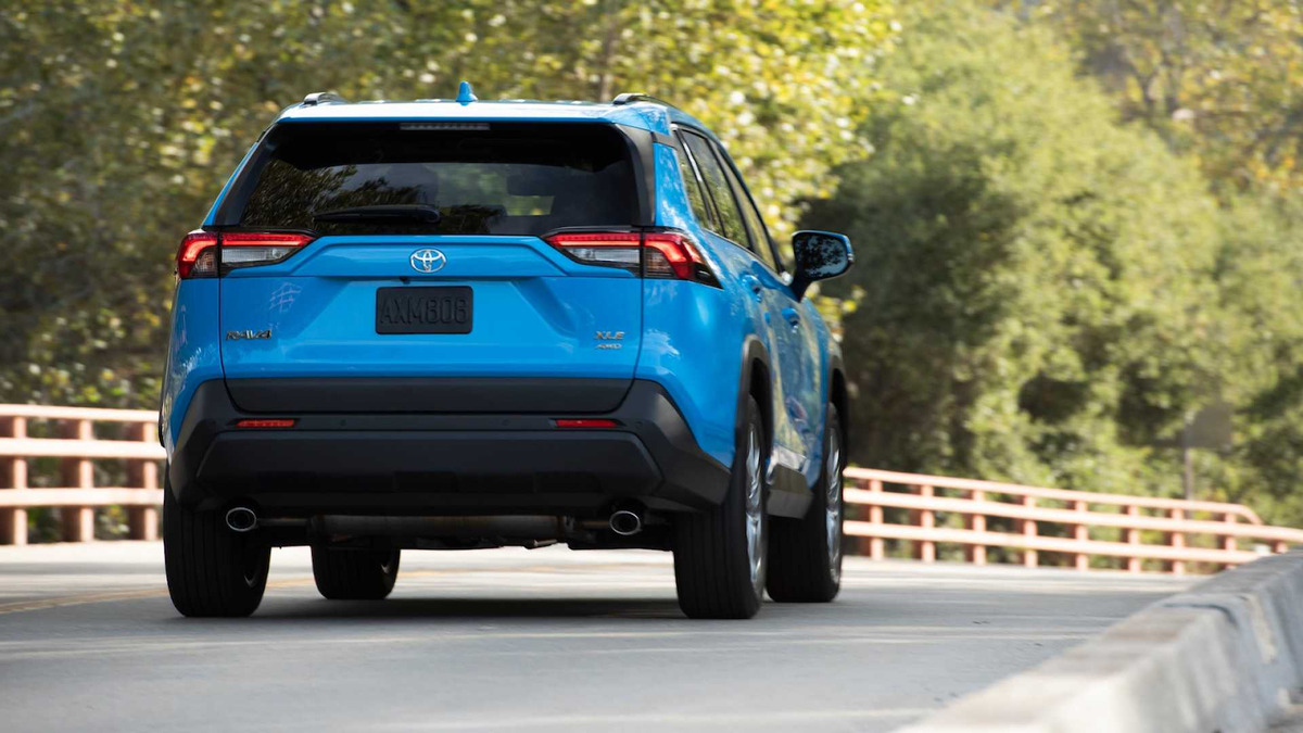 Đuôi xe của Toyota RAV4 2019 có cản sau lớn hơn