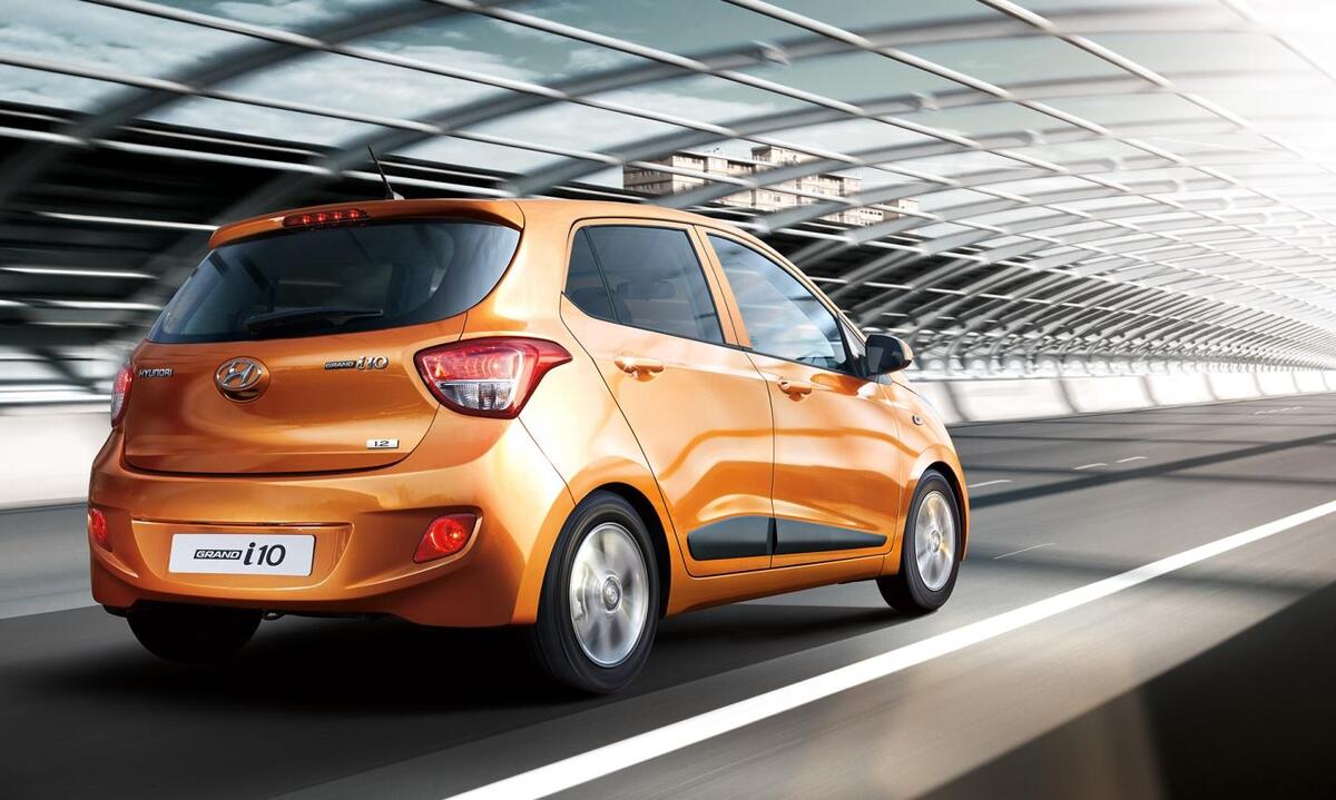 Đuôi xe Hatchback ngắn, vát phẳng vuông góc với khoang hành lý