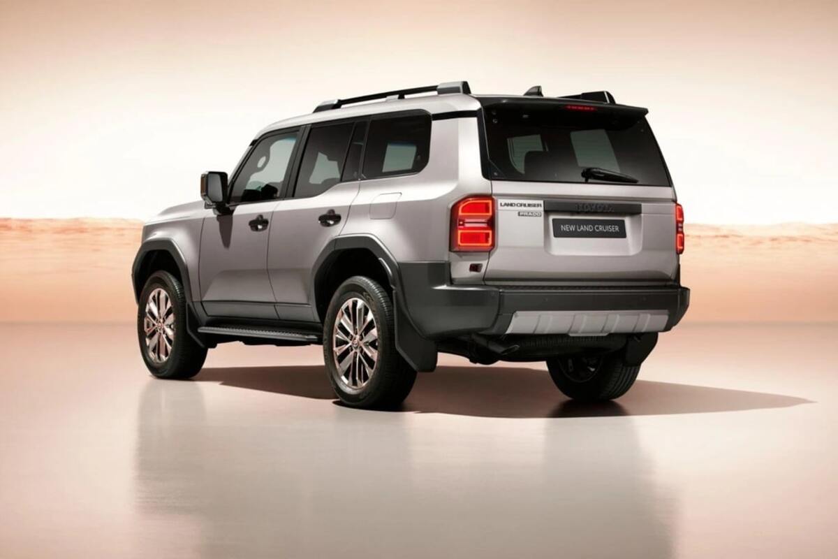 Đuôi xe khỏe khoắn của Land Cruiser Prado