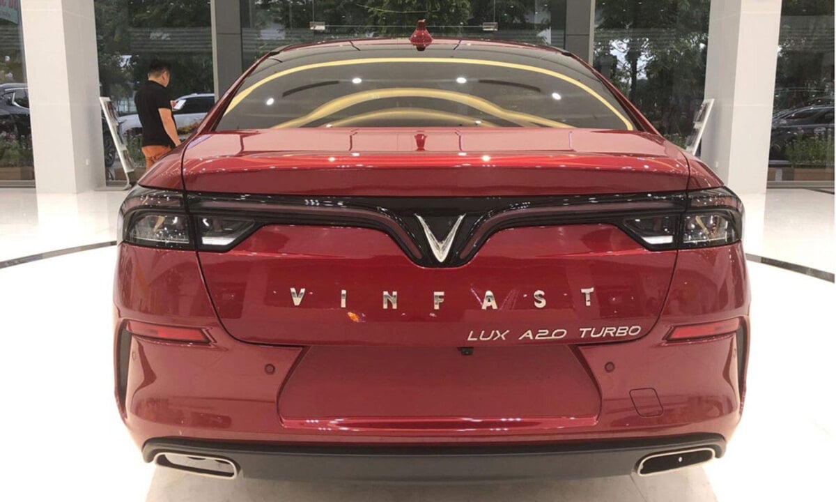 Đuôi xe Lux A2.0 mạnh mẽ và rất sang trọng
