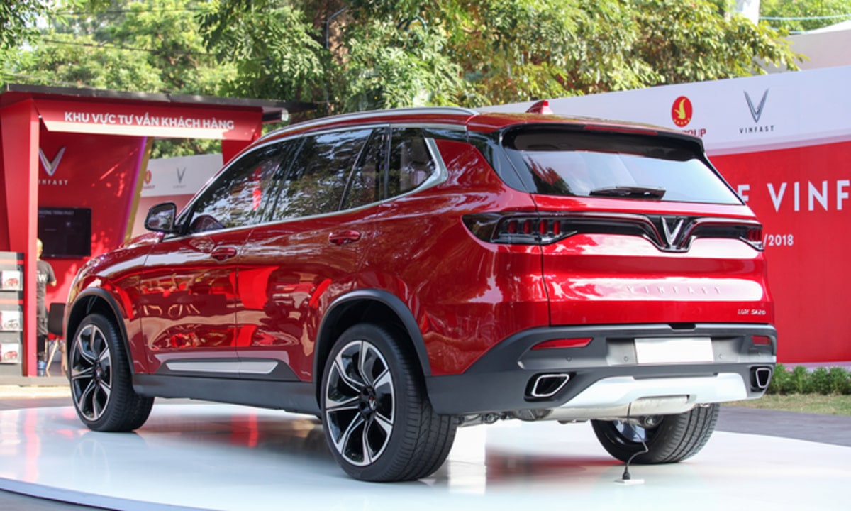 Đuôi xe Lux SA2.0 thiết kế mạnh mẽ, độc đáo dễ sử dụng cốp