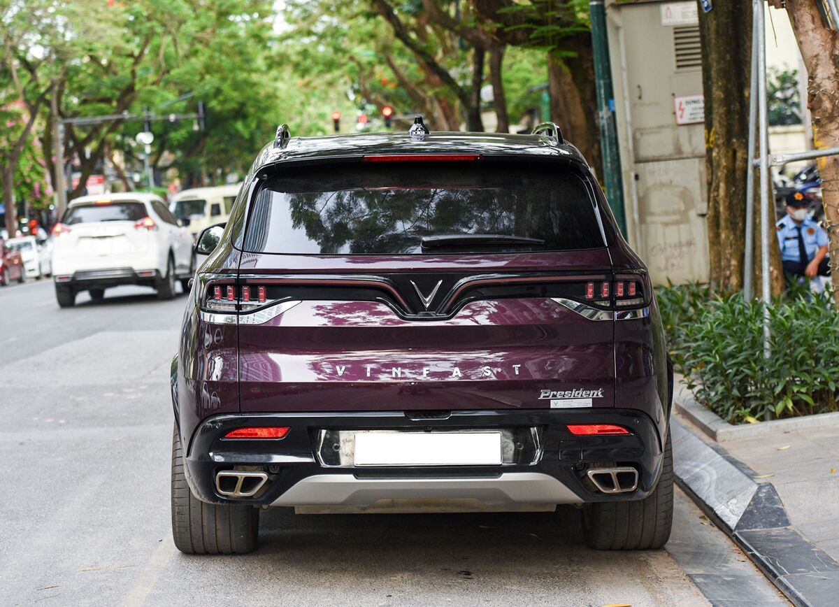 Đuôi xe President thiết kế vuông vức, góc cạnh, mạnh mẽ