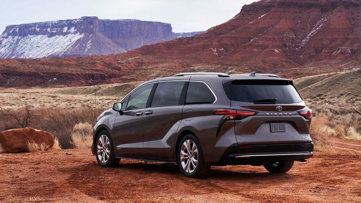 Đuôi xe Toyota Sienna 2023 được thiết kế góc cạnh đầy hoang dã