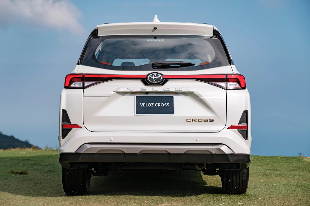 Đuôi xe Toyota Veloz Cross 2023 có form dáng vuông vắn góc cạnh