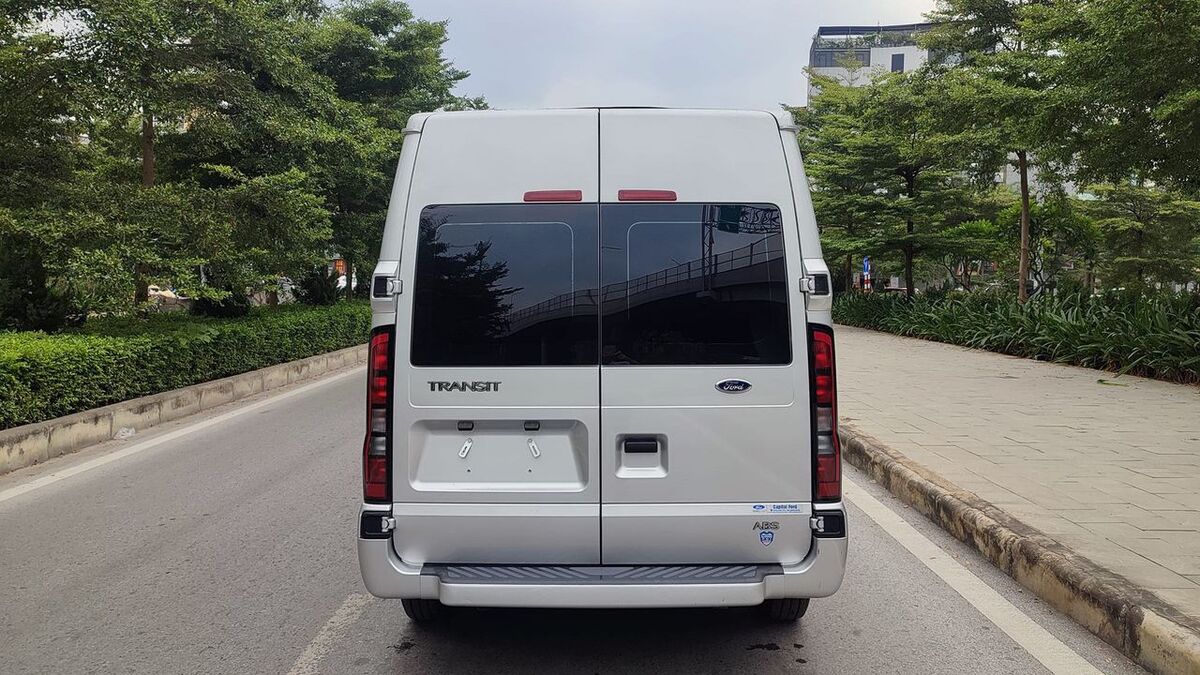 Đuôi xe trang bị cụm đèn hậu thiết kế hình trụ kéo dài, giúp xe nổi bật hơn