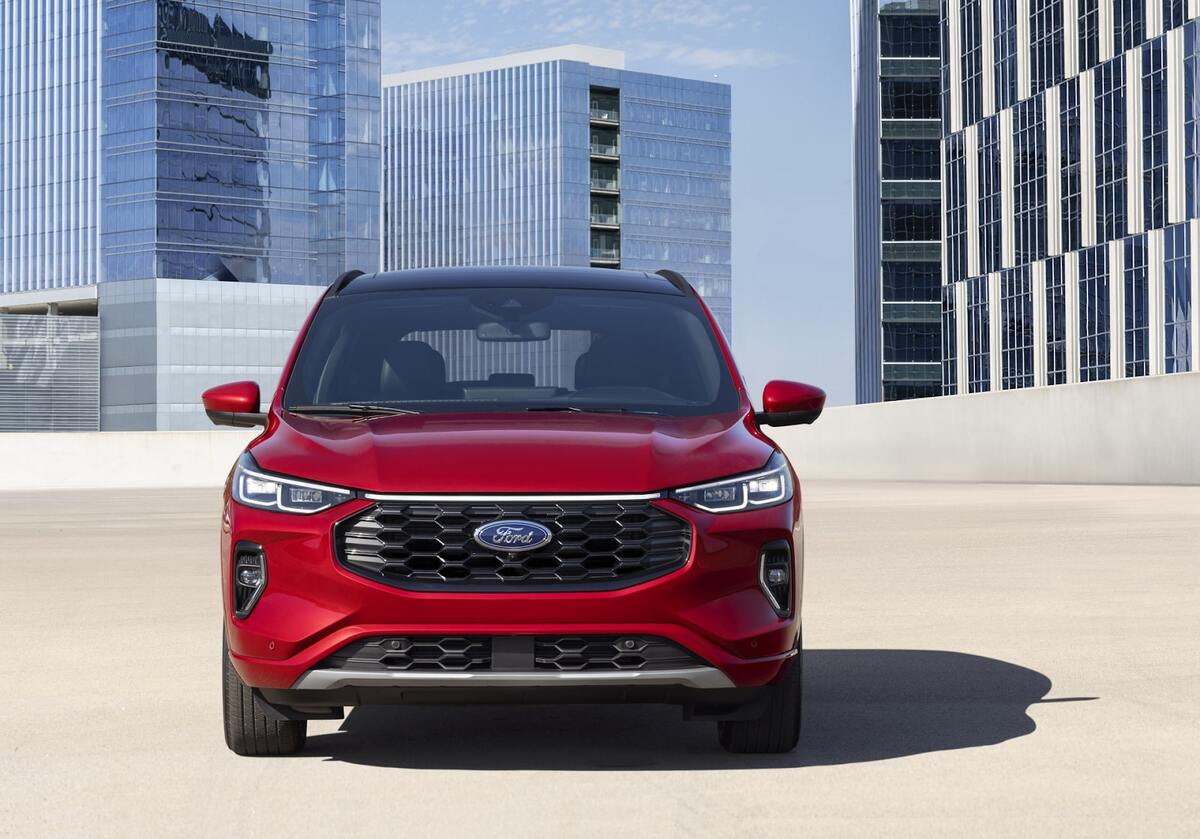 Ford Escape 2023 thu hút khách hàng từ ngoại hình thể thao, bắt mắt