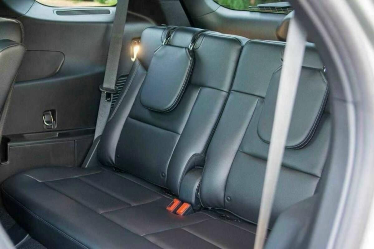 Ghế ngồi bọc da cao cấp đủ không gian rộng rãi cho hành khách