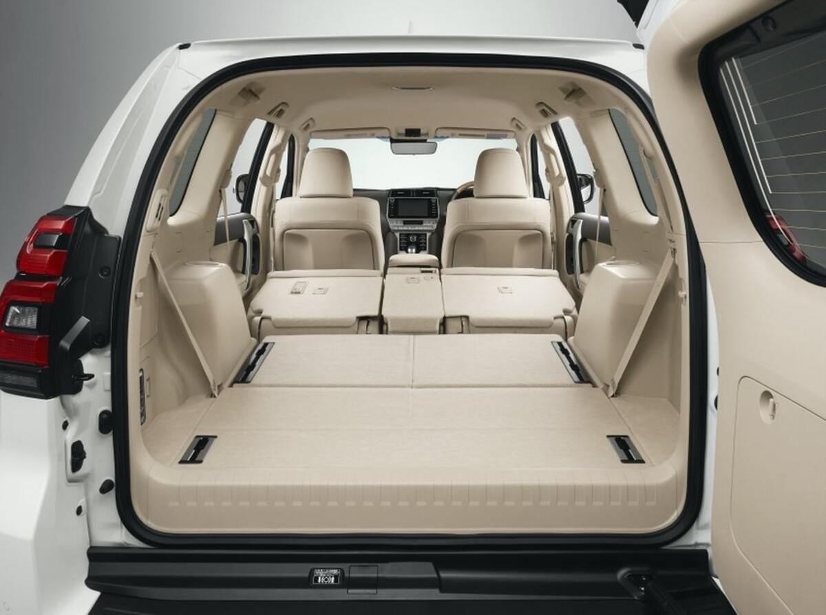 Ghế ngồi bọc da đen và khoang hành lý rộng rãi của Prado Toyota