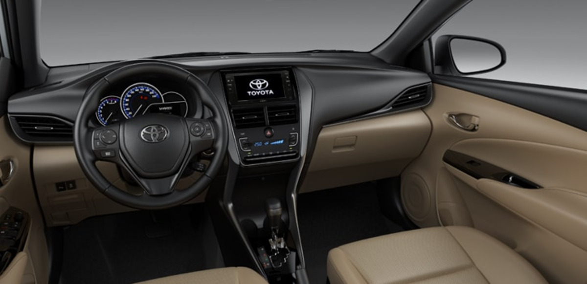 Ghế ngồi bọc da màu kem mang đến cảm giác thoải mái