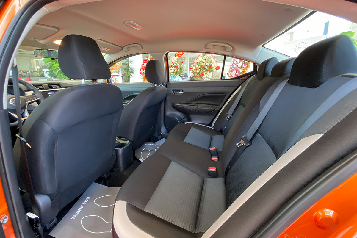 Ghế ngồi Nissan Sunny 2020 rộng, bọc nỉ giả da sang trọng