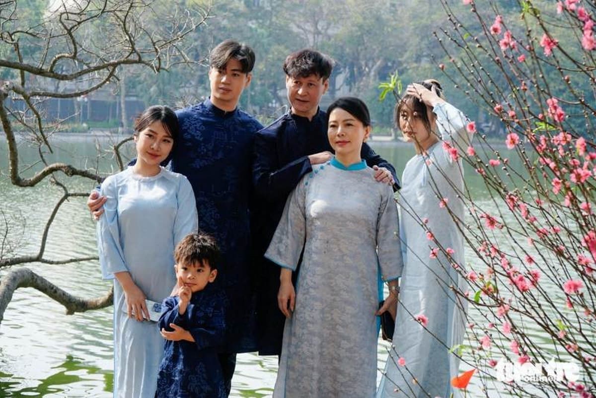 Gia đình đi du lịch Hồ Gươm