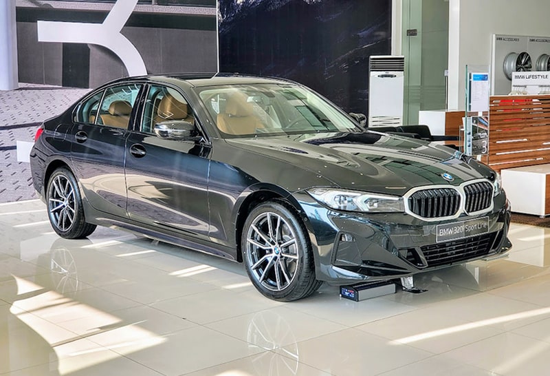 Giá xe BMW 320i khá cao so với các đối thủ cùng phân khúc