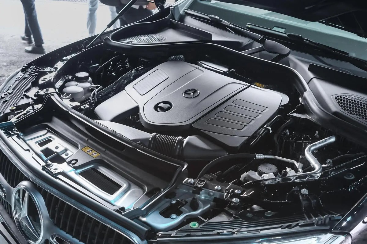 GLC 300 2024 lắp đặt khối động cơ tăng áp I4 2.0L, động cơ điện 48V Mild Hybrid