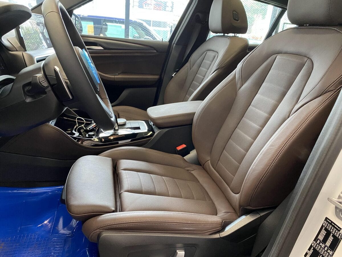 Hệ thống ghế ngồi trên BMW X4 được trang bị da Vernasca và có các đường chỉ khâu tỉ mỉ
