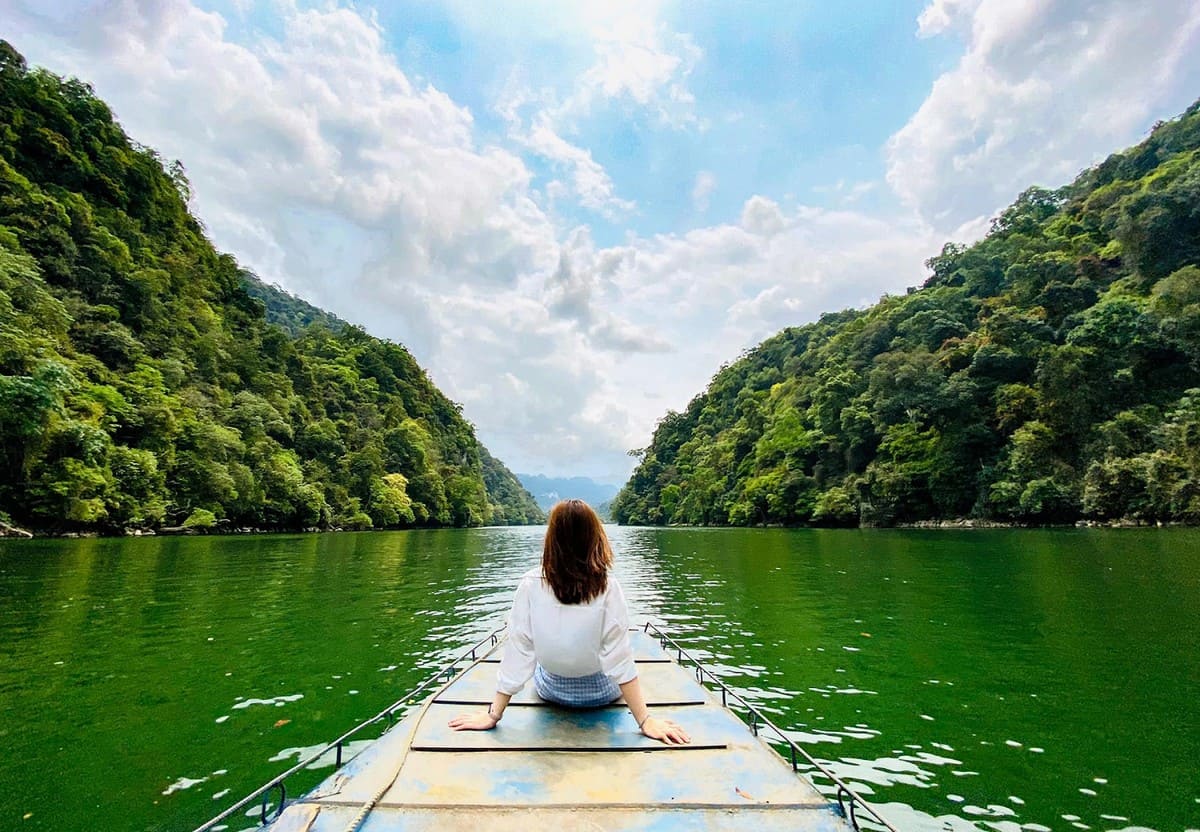 Hồ Ba Bể phù hợp với nhóm bạn bè