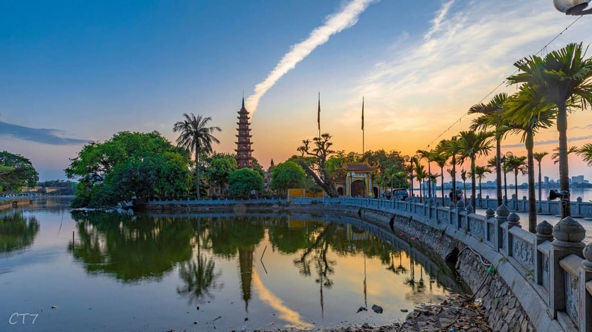 Hồ Tây và chùa Trấn Quốc