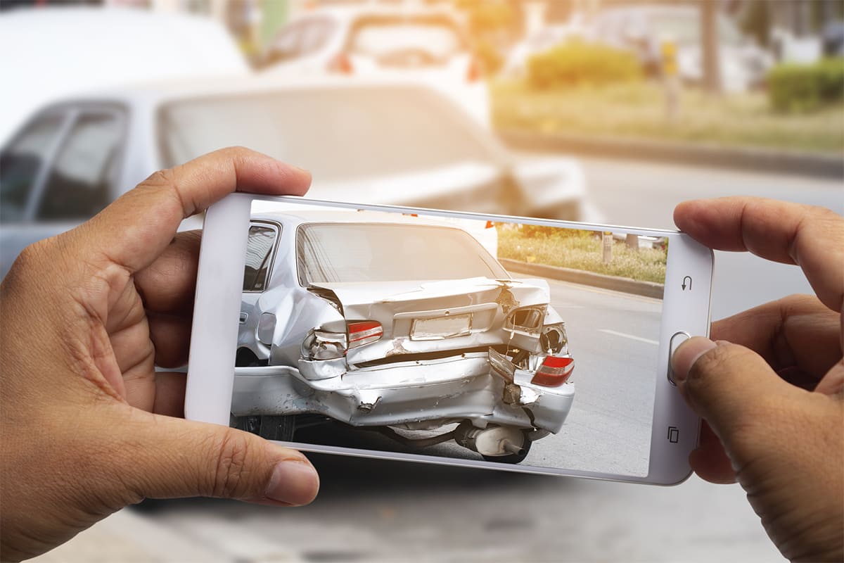 Chụp lại hiện trạng thực tế của xe để làm bằng chứng xác định hưởng bảo hiểm thân vỏ xe ô tô