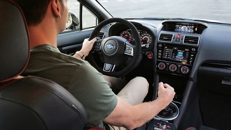 Khi dừng đèn đỏ nên về n hay p còn phụ thuộc vào tình huống lái xe