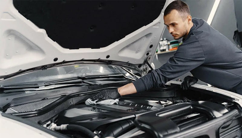 Định kỳ vệ sinh khoang máy xe ô tô 6 tháng 1 lần