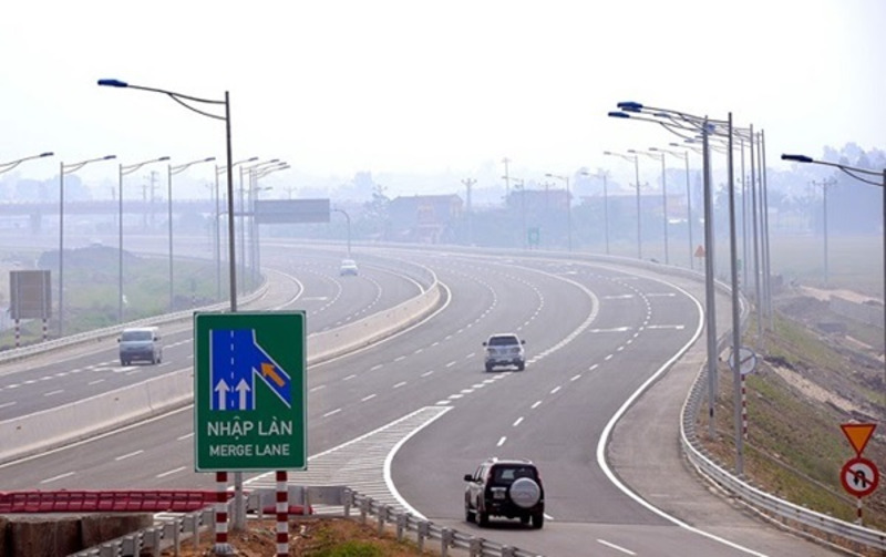 Khi thấy đủ điều kiện an toàn mới thực hiện nhập làn, chuyển làn trên đường cao tốc