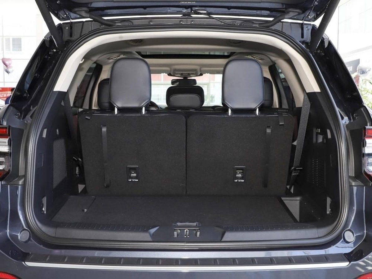 Khoang chứa đồ có thể mở rộng tối đa lên 2486 lít khi gập hàng ghế thứ 2, thứ 3 lại