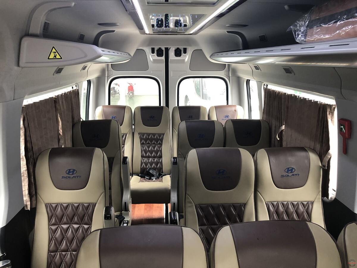 Khoang ghế ngồi có thiết kế đơn giản, khéo léo kết hợp giữa 2 chất liệu da – nỉ