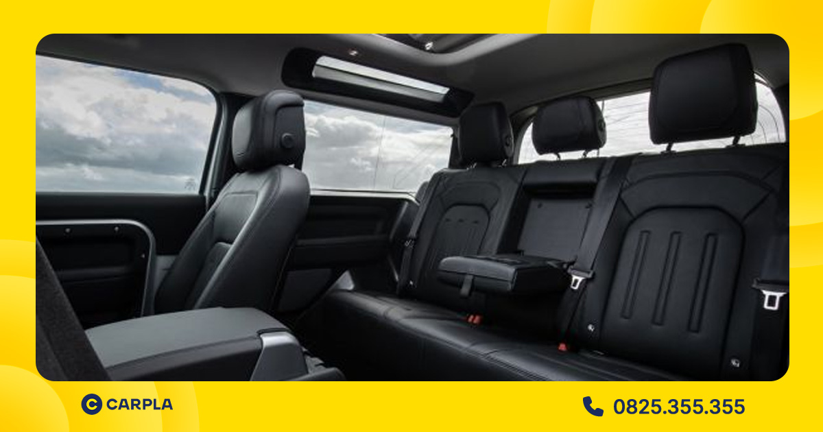 Khoang hành khách rộng rãi cùng cửa sổ trời toàn cảnh giúp không gian xe thoáng đãng hơn