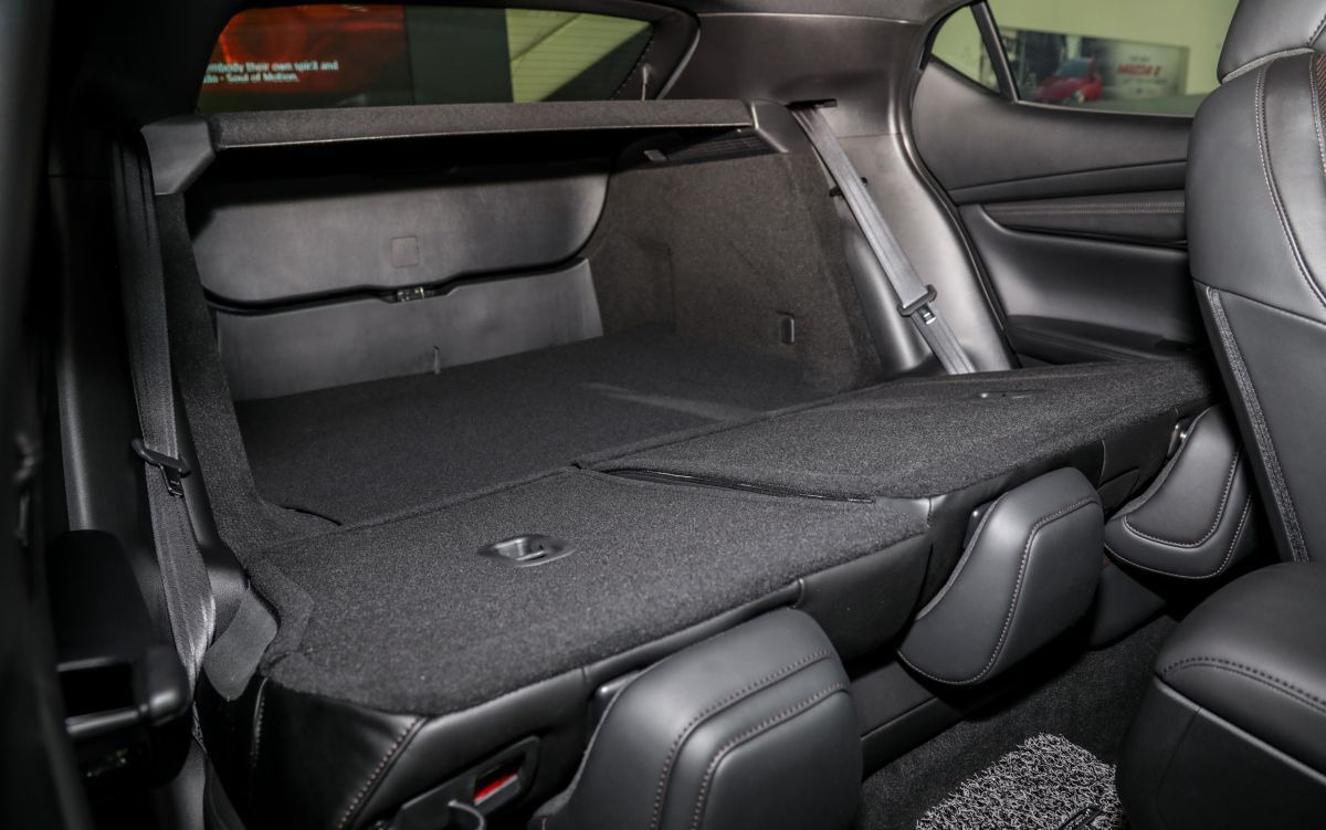 Khoang hành lý rộng rãi của Mazda 3 2021