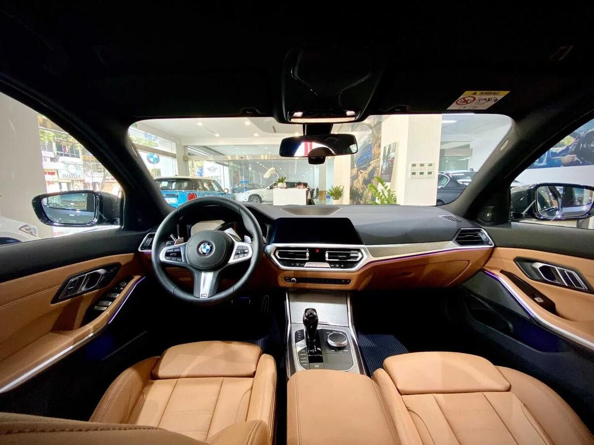 Khoang lái BMW 330i M Sport mang lại cảm giác cầm nắm chắc chắn và thú vị