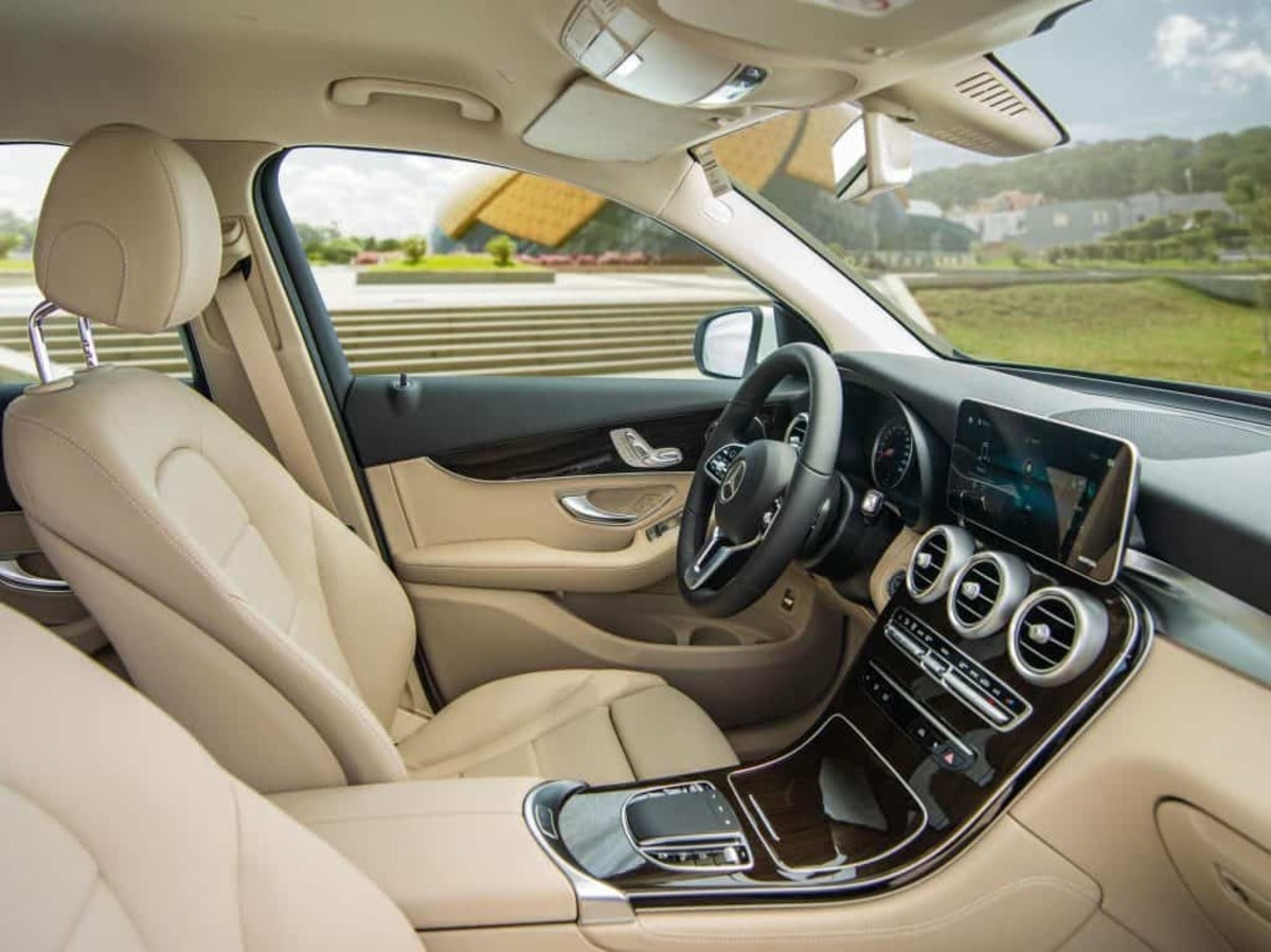 Khoang lái của GLC 200 rộng, nhiều tính năng thông minh