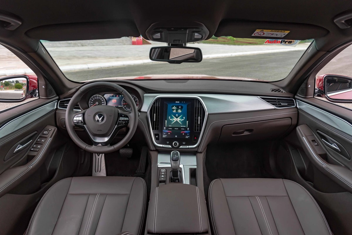 Khoang lái của Lux A2.0 rộng, sang trọng và tinh tế