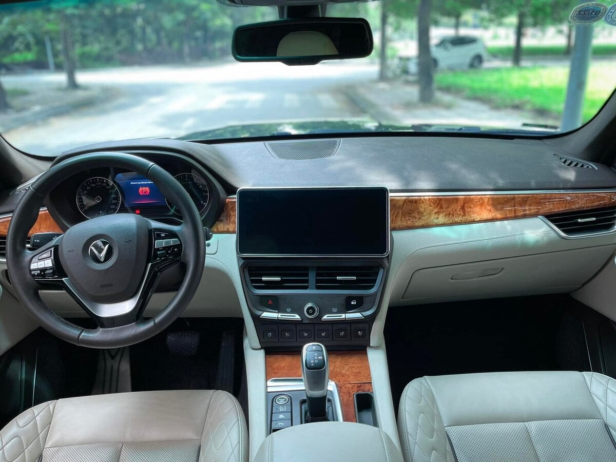 Khoang lái của President rộng, nhiều tính năng hiện đại