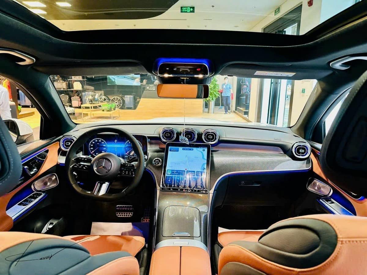 Khoang lái hiện đại, tiện nghi của Mercedes GLC